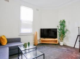 Unique 2 Bedroom Darling Harbour Glebe 2 E-Bikes Included, holiday home in Sydney