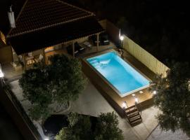Σπίτι με πισίνα δίπλα στο αεροδρόμιο., hotel en Spáta
