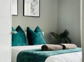 Modern 2-bed flat in town centre