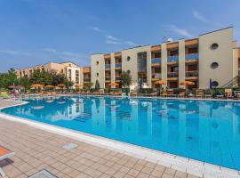 Spacious apartment in Caorle with shared pool, hotel sa La Fagiana