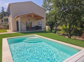 Maison en Provence avec piscine, hotel v destinácii Sainte-Tulle