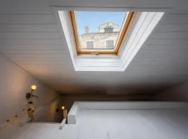 Cozy Loft near Port- Full Kitchen, AC, Parking