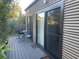 Private two bed guesthouse, Stirling, αγροικία σε Weston Creek