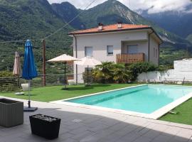 Villa sogno Garda lake, hotel dengan kolam renang di Tenno