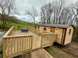 Shepherds Hut/Hot Tub Private Lake Jurassic Coast, pet-friendly hotel in Bridport