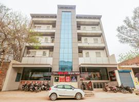 OYO Flagship JPS Grand Hotel, hotel i Dwarka, New Delhi