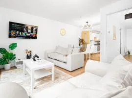 3 Bed Townhouse - 8 Guests - Birmingham City Centre - Garage Parking - Free WIFI & Netflix - Top Rated - 19L