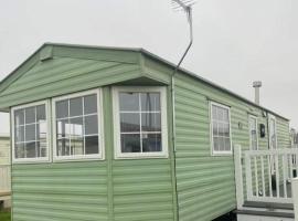 Lovely 6 Berth Caravan With Side Decking At Barmston Beach Ref 62018w, hotel in Barmston