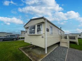 Lovely 6 Berth Caravan With Wi-fi At Sand Le Mere In Yorkshire Ref 71091td, hotel amb aparcament a Tunstall