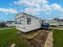 Homely Caravan At Sand Le Mere Holiday Park Ref 71018n, loc de glamping din Tunstall