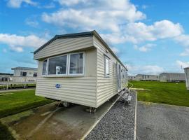 Lovely Caravan At Sand Le Mere Holiday Park In Yorkshire Ref 71110td, hotel in Tunstall
