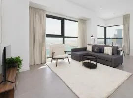Maison Privee - Modern & Panoramic Sea View Apt on Al Reem Island