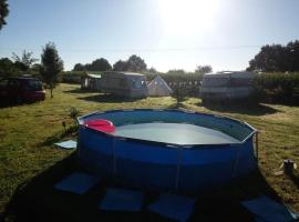 Campsite with Gypsy Vardo Bell Tent, vacation home in Loré