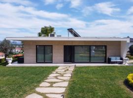Casa Tranquilidade - Casa moderna com piscina, feriebolig i Guimarães