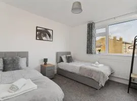 Spacious 5-bed House Private Parking