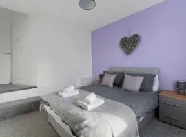 Spacious 5-bed House Private Parking