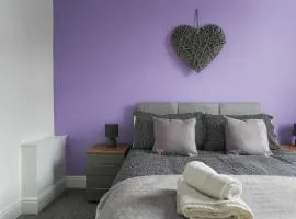 Spacious 5-Bed house Private Parking