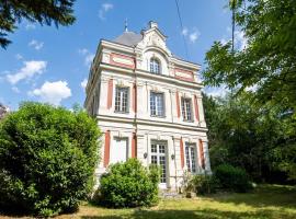 Castle life at Saint-Benoît-la-Forêt, hôtel à Saint-Benoît-la-Forêt