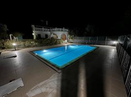 Kyrenia/Alsancak 4-room villa with private pool, hotell i Kyrenia