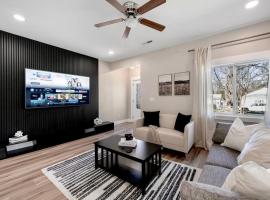 BRAND NEW Cozy Modern Bungalow w/Hot Tub+MovieRoom 7 MIN FROM UPTOWN, hotel di Charlotte