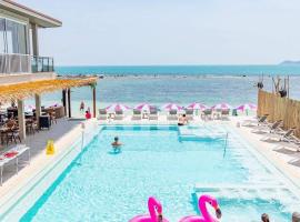 LOVE beach club Koh Samui: Chaweng şehrinde bir otel