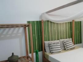 Maison Manour, chambre 'Jungle', homestay in Mbour