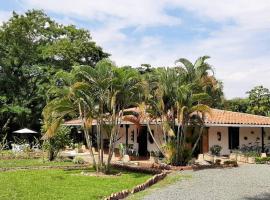 Casa campestre con las comodidades de la ciudad, hotell i Jamundí