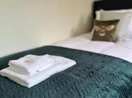 3 Br House - Private Parking - Pool Table