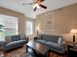 Lovely Unit in Historic SW Garden - 3 Queen beds, παραθεριστική κατοικία σε Clifton Heights