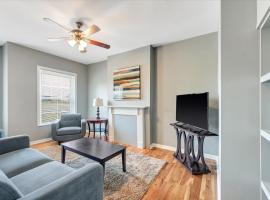 Historic St Louis Community living with 4 queen beds, feriehus i Clifton Heights
