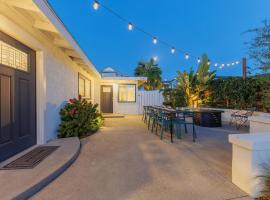 Charming Beach Bungalows - 4BR, Sleeps 10, Pets OK, holiday home in Carlsbad