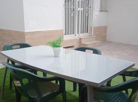 Casa en Jerez con patio cerca de la playa y de la sierra，赫雷斯－德拉弗龍特拉的小屋