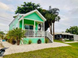Pinecraft Tiny Home 'Green Parrot ', rumah kecil di Sarasota