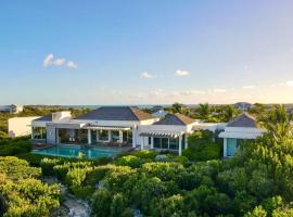 Breathtaking Oceanfront Villa with Views and Private Pool, hytte i Providenciales