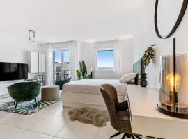 Stylish Studio with King Bed, Balcony and Full Kitchen