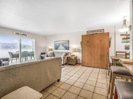 The Lakeside Condo #202, Hotel in West Kelowna