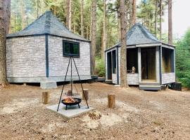 Hagrids Hut - Off grid Cabin - no electricity or running water, hotel in Munlochy