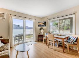 The Lakeside Cabin with wide outside space #105, Hotel in West Kelowna