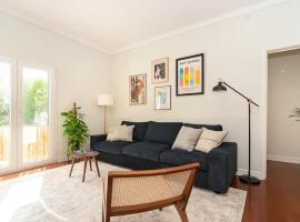 WHome Coastal Comfort: Apartment Retreat by the Sea, hotel em Estoril