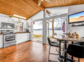 Beautiful Cabin Right next to Lake Okanagan #5, hôtel à West Kelowna