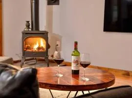 Pet friendly with Fireplace, Near Kasoag Snow Trail