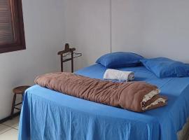 Quarto c/ Ar Split 01 cama casal , banheiro social compartilhado ( fora do quarto ), ξενοδοχείο που δέχεται κατοικίδια σε Tabapira
