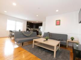 Chic 2BR Retreat with Skyline Views near NYC, hotel in Union City