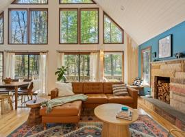 The Blue Forest Chalet - Kayak, Hike, Hot Tub，位于东斯特劳兹堡的滑雪度假村