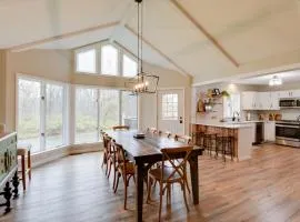 East Aurora Home about 18 Mi to Downtown Buffalo!