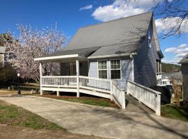 House# 60 Point of View (pet friendly), hotel sa Centre