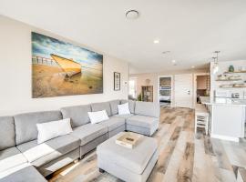 Bright Kitty Hawk Home with Hot Tub, Walk to Beach!、キティホークのヴィラ