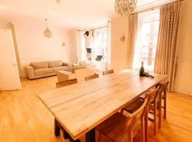 Luxury 3 bedroom, 3 bath apt by Oxford St & Soho