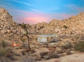 Hi-Desert Fade- Surrounded by Boulders w Cold Tub、Pioneertownの駐車場付きホテル