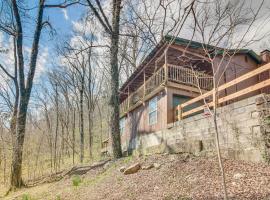 Family-Friendly Smithville Cabin Game Room and Deck, Ferienhaus in Smithville